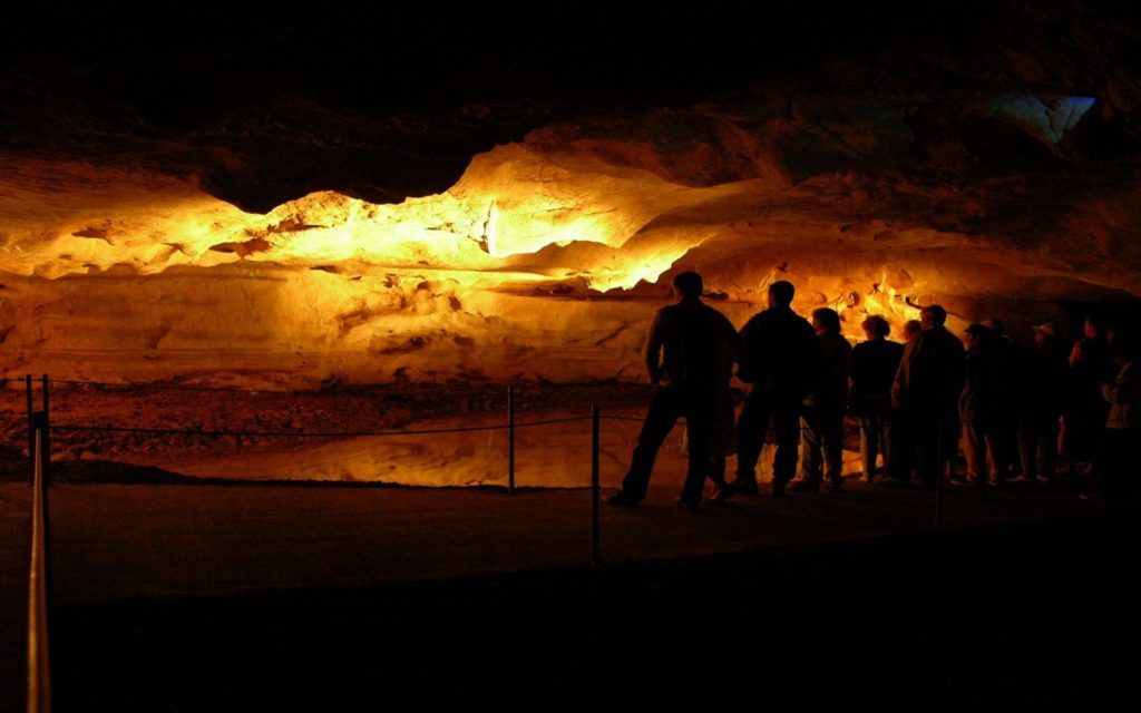 Grottes-de-Sare-gens-lac 1440×900